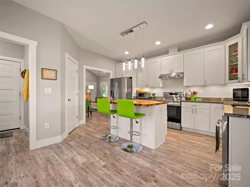 43 Middle Street, Hendersonville, NC 28792.  MLS# CAR4319645, YatesRealty ID 9303. 