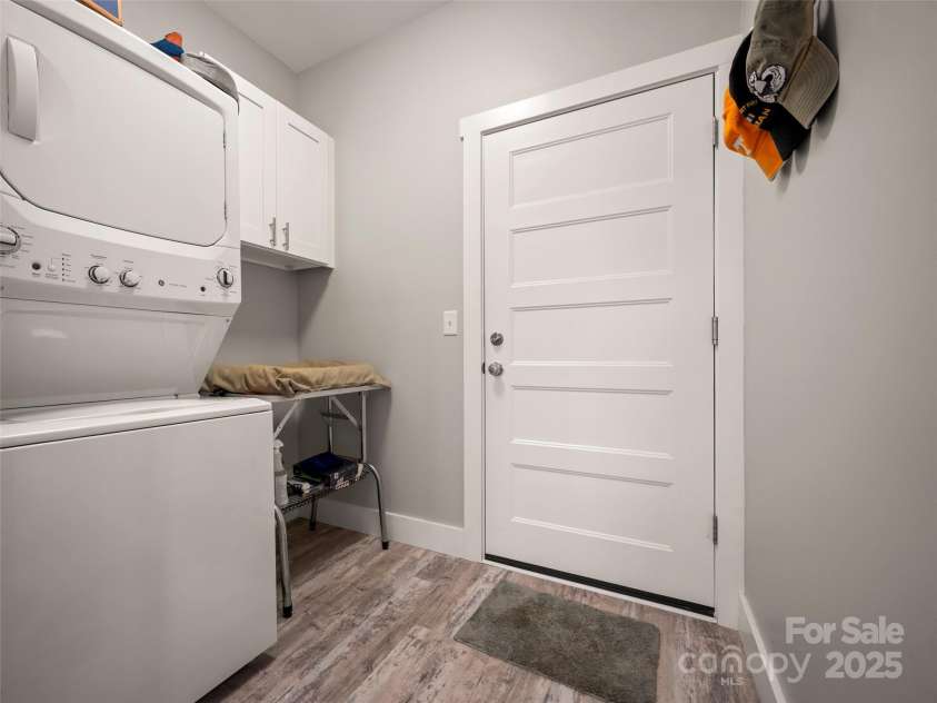 43 Middle Street, Hendersonville, NC 28792.  MLS# CAR4319645, YatesRealty ID 9303. 