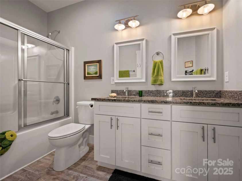 43 Middle Street, Hendersonville, NC 28792.  MLS# CAR4319645, YatesRealty ID 9303. 