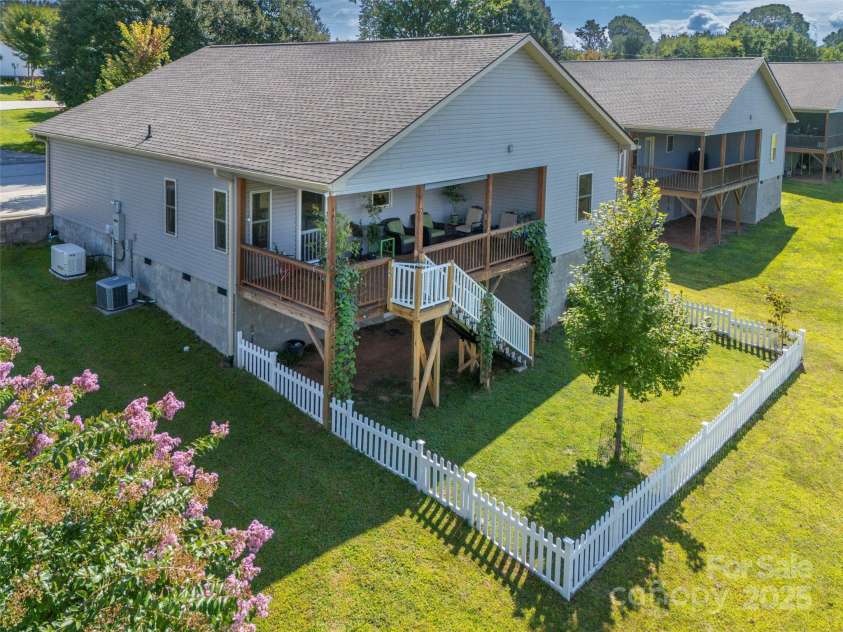 43 Middle Street, Hendersonville, NC 28792.  MLS# CAR4319645, YatesRealty ID 9303. 