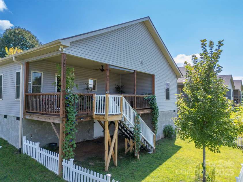 43 Middle Street, Hendersonville, NC 28792.  MLS# CAR4319645, YatesRealty ID 9303. 
