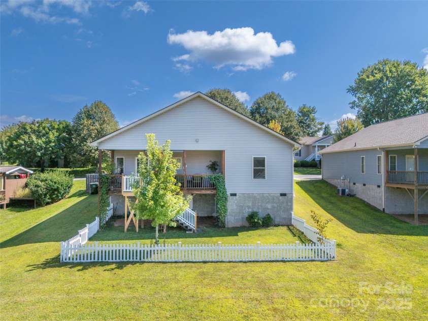 43 Middle Street, Hendersonville, NC 28792.  MLS# CAR4319645, YatesRealty ID 9303. 