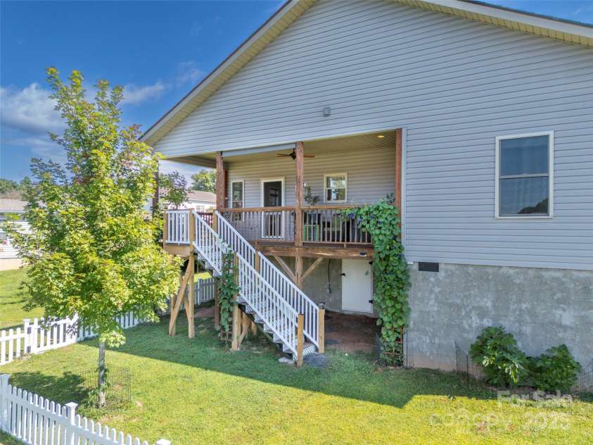 43 Middle Street, Hendersonville, NC 28792.  MLS# CAR4319645, YatesRealty ID 9303. 