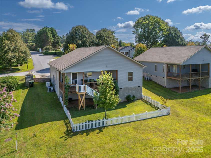 43 Middle Street, Hendersonville, NC 28792.  MLS# CAR4319645, YatesRealty ID 9303. 