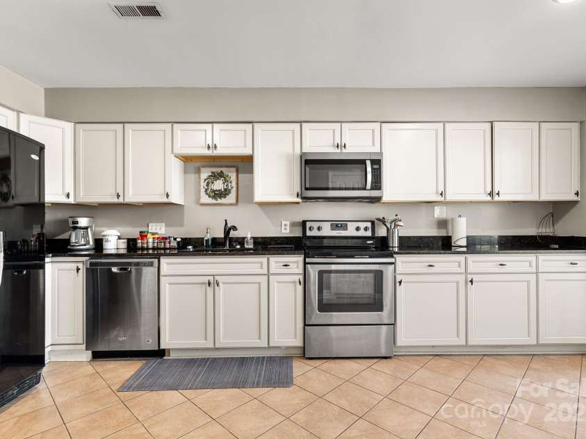 1919 Crooked Creek Drive, Charlotte, NC 28214.  MLS# CAR4210134, YatesRealty ID 9305. 