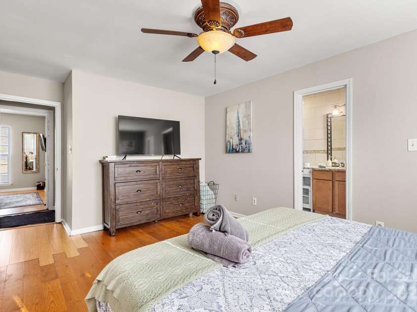 1919 Crooked Creek Drive, Charlotte, NC 28214.  MLS# CAR4210134, YatesRealty ID 9305. 