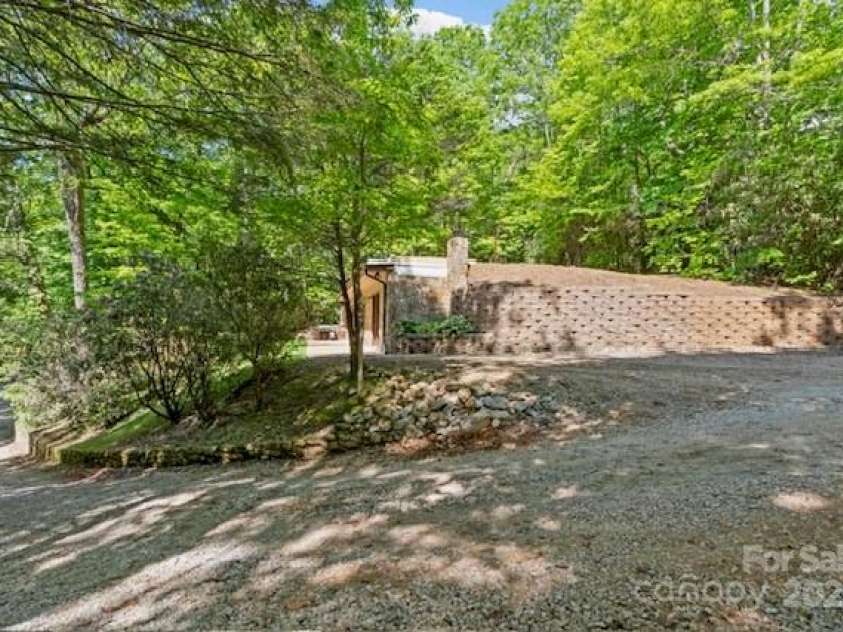 167 Simmons Ridge Road, Spruce Pine, NC 28777.  MLS# CAR4287877, YatesRealty ID 9308. 