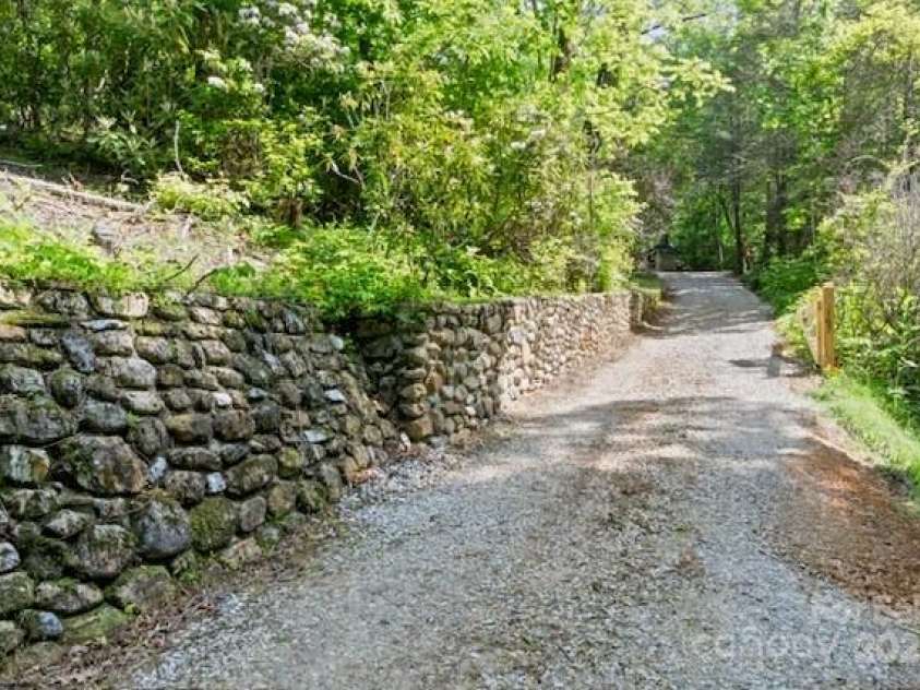 167 Simmons Ridge Road, Spruce Pine, NC 28777.  MLS# CAR4287877, YatesRealty ID 9308. 