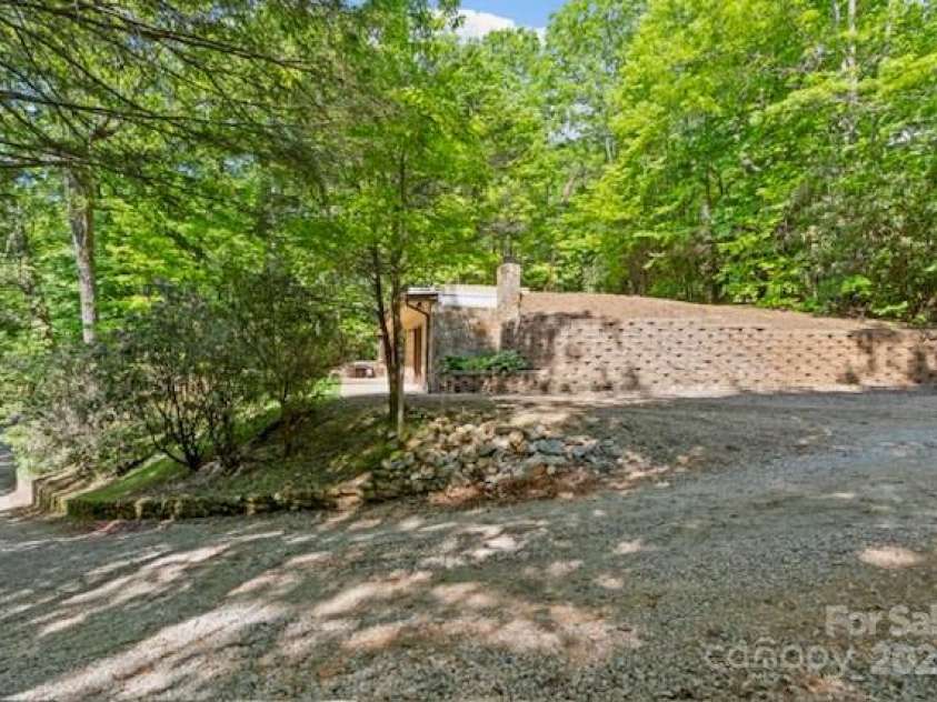 167 Simmons Ridge Road, Spruce Pine, NC 28777.  MLS# CAR4287877, YatesRealty ID 9308. 