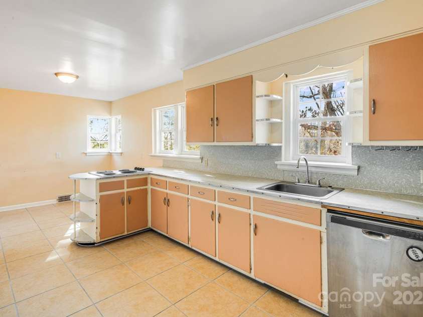 92 Parkway View Road, Mars Hill, NC 28754.  MLS# CAR4320568, YatesRealty ID 931. 