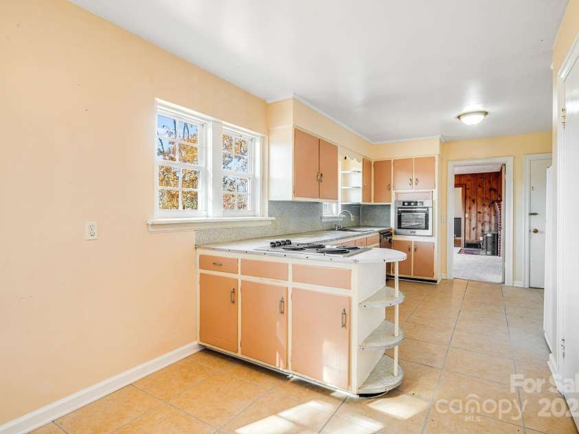 92 Parkway View Road, Mars Hill, NC 28754.  MLS# CAR4320568, YatesRealty ID 931. 