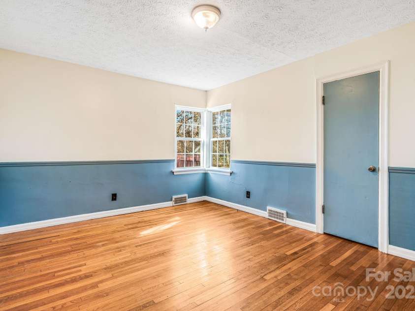 92 Parkway View Road, Mars Hill, NC 28754.  MLS# CAR4320568, YatesRealty ID 931. 