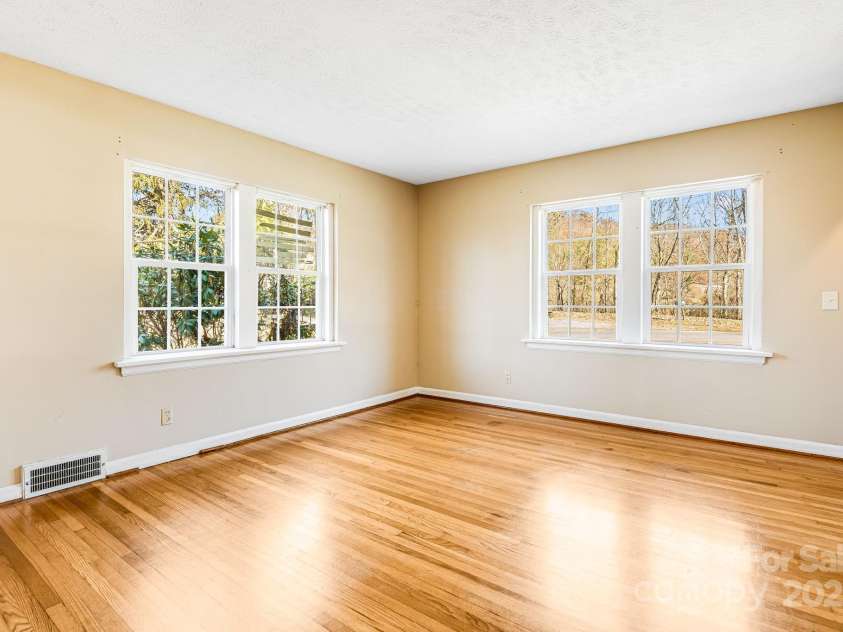 92 Parkway View Road, Mars Hill, NC 28754.  MLS# CAR4320568, YatesRealty ID 931. 