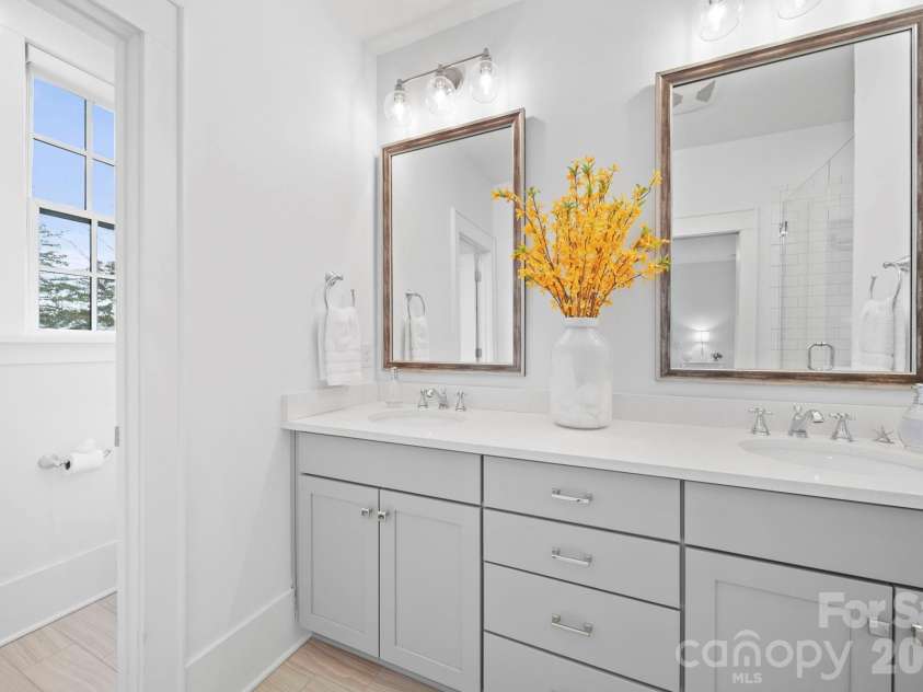 2828 Hillside Springs Drive, Charlotte, NC 28209.  MLS# CAR4337564, YatesRealty ID 9313. 