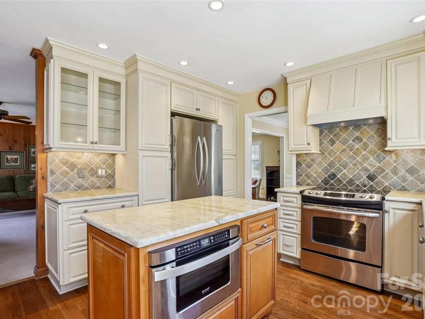 6610 Folger Drive, Charlotte, NC 28270.  MLS# CAR4350251, YatesRealty ID 9319. 