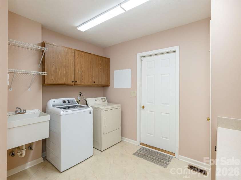 504 Crooked Creek Road, Hendersonville, NC 28739.  MLS# CAR4366869, YatesRealty ID 9322. 