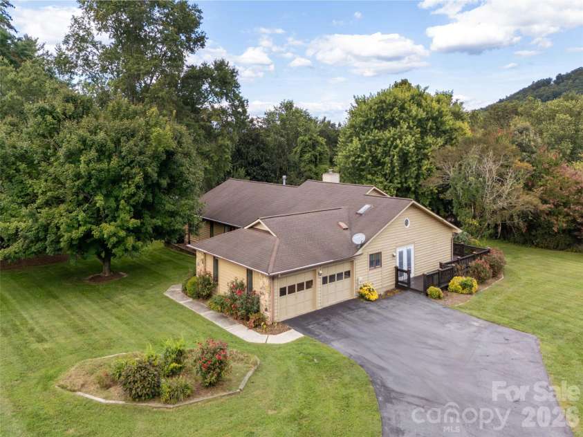 504 Crooked Creek Road, Hendersonville, NC 28739.  MLS# CAR4366869, YatesRealty ID 9322. 