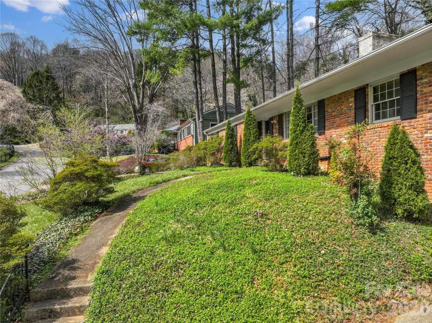 1 Clearbrook Road, Asheville, NC 28805.  MLS# CAR4355124, YatesRealty ID 9325. 