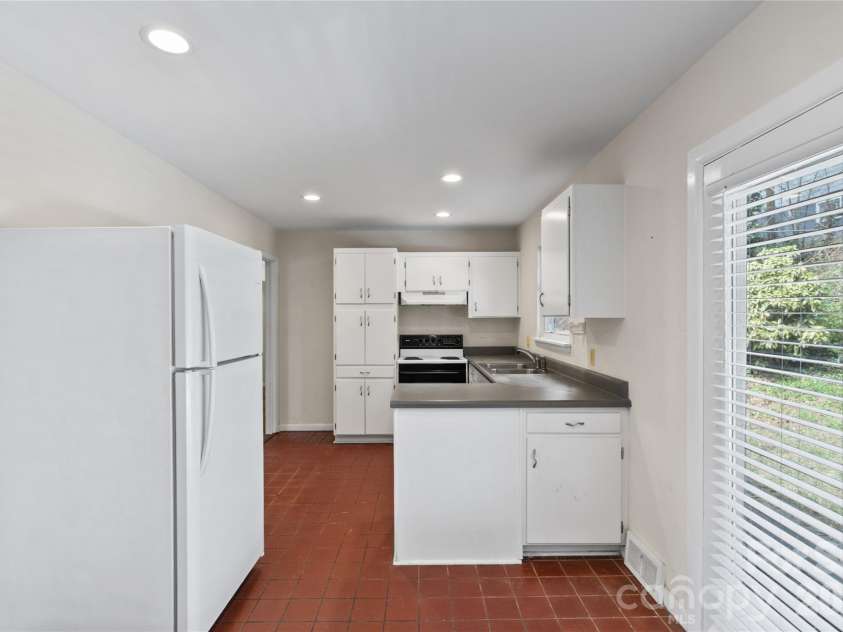 1 Clearbrook Road, Asheville, NC 28805.  MLS# CAR4355124, YatesRealty ID 9325. 