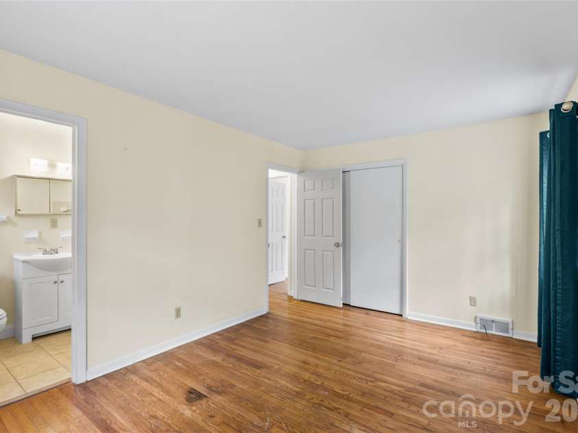 1 Clearbrook Road, Asheville, NC 28805.  MLS# CAR4355124, YatesRealty ID 9325. 