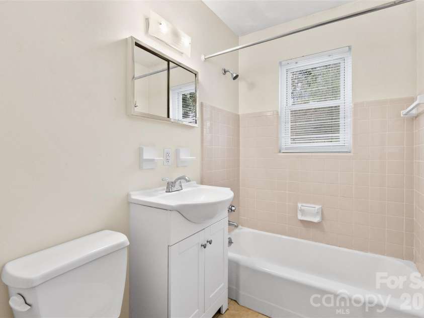 1 Clearbrook Road, Asheville, NC 28805.  MLS# CAR4355124, YatesRealty ID 9325. Bathroom 1
