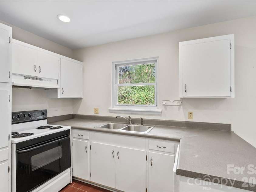 1 Clearbrook Road, Asheville, NC 28805.  MLS# CAR4355124, YatesRealty ID 9325. Dining area