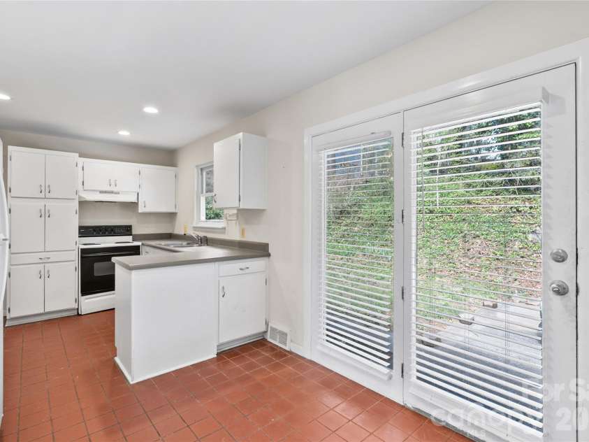 1 Clearbrook Road, Asheville, NC 28805.  MLS# CAR4355124, YatesRealty ID 9325. Kitchen