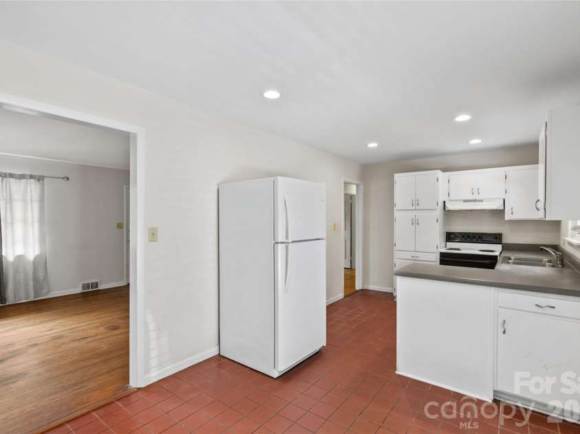 1 Clearbrook Road, Asheville, NC 28805.  MLS# CAR4355124, YatesRealty ID 9325. Kitchen
