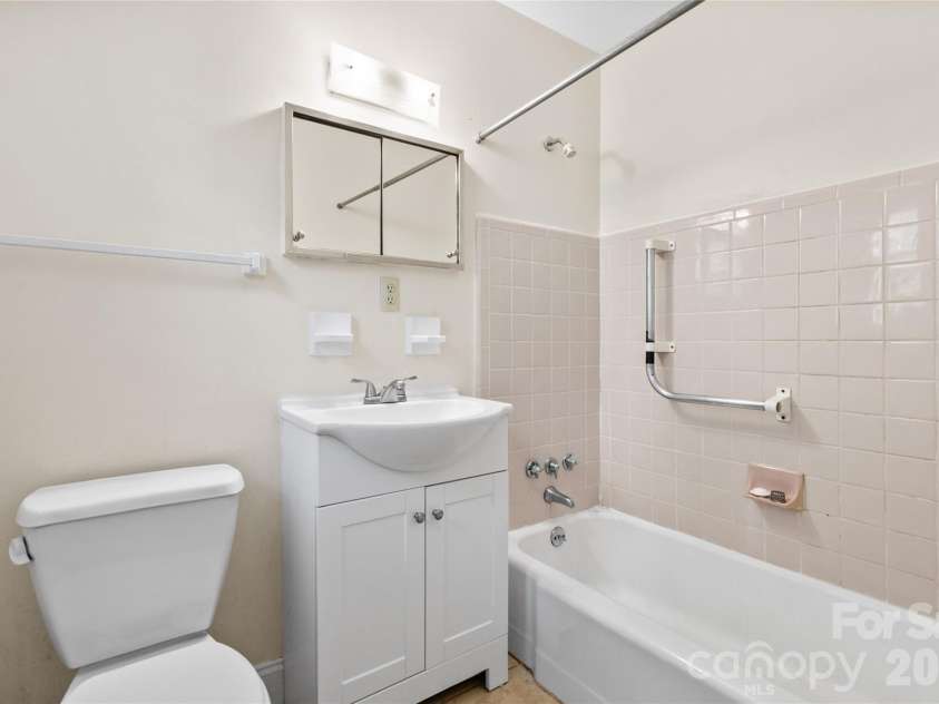 1 Clearbrook Road, Asheville, NC 28805.  MLS# CAR4355124, YatesRealty ID 9325. Primary Bath
