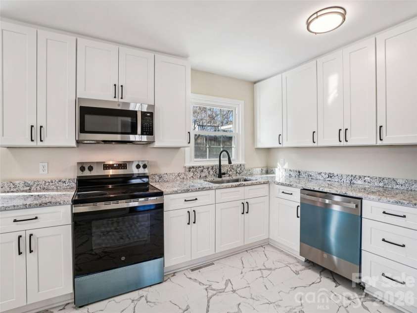 23 Starmount Drive, Asheville, NC 28806.  MLS# CAR4351284, YatesRealty ID 9327. 