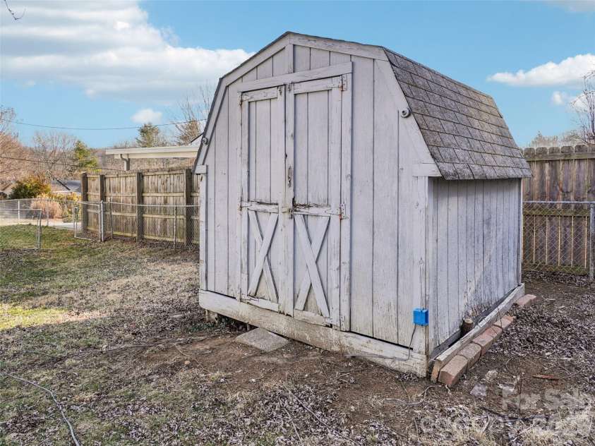 23 Starmount Drive, Asheville, NC 28806.  MLS# CAR4351284, YatesRealty ID 9327. 