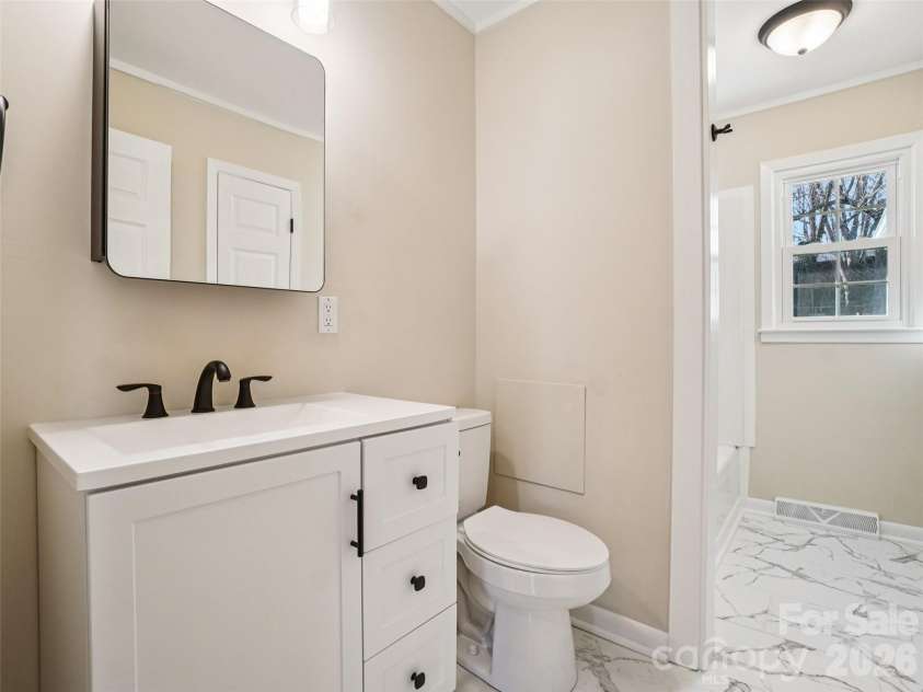 23 Starmount Drive, Asheville, NC 28806.  MLS# CAR4351284, YatesRealty ID 9327. Hall Bath
