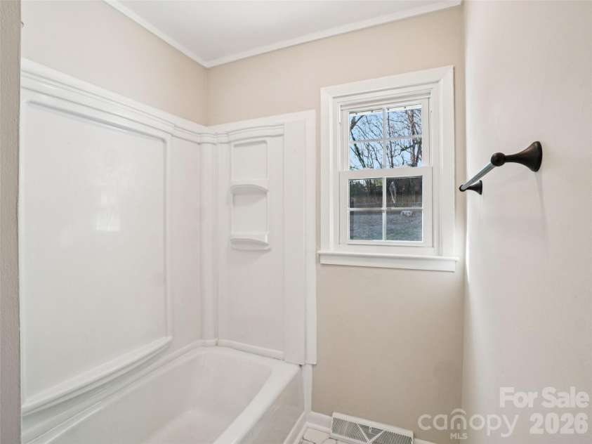 23 Starmount Drive, Asheville, NC 28806.  MLS# CAR4351284, YatesRealty ID 9327. Hall Bath