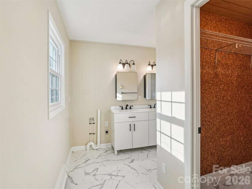 23 Starmount Drive, Asheville, NC 28806.  MLS# CAR4351284, YatesRealty ID 9327. Primary BR Half Bath