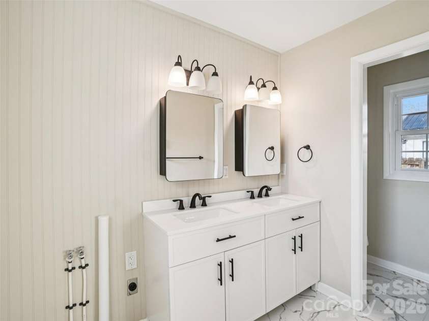 23 Starmount Drive, Asheville, NC 28806.  MLS# CAR4351284, YatesRealty ID 9327. Primary BR Half Bath