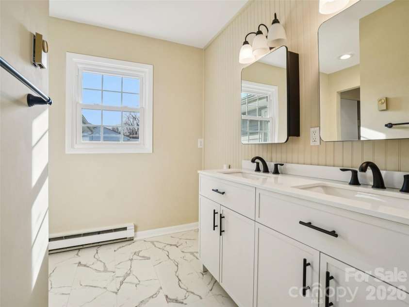 23 Starmount Drive, Asheville, NC 28806.  MLS# CAR4351284, YatesRealty ID 9327. Primary BR Half Bath
