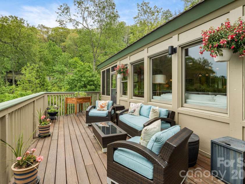 61 Ivy Ridge Road, Burnsville, NC 28714.  MLS# CAR4362317, YatesRealty ID 9330. 