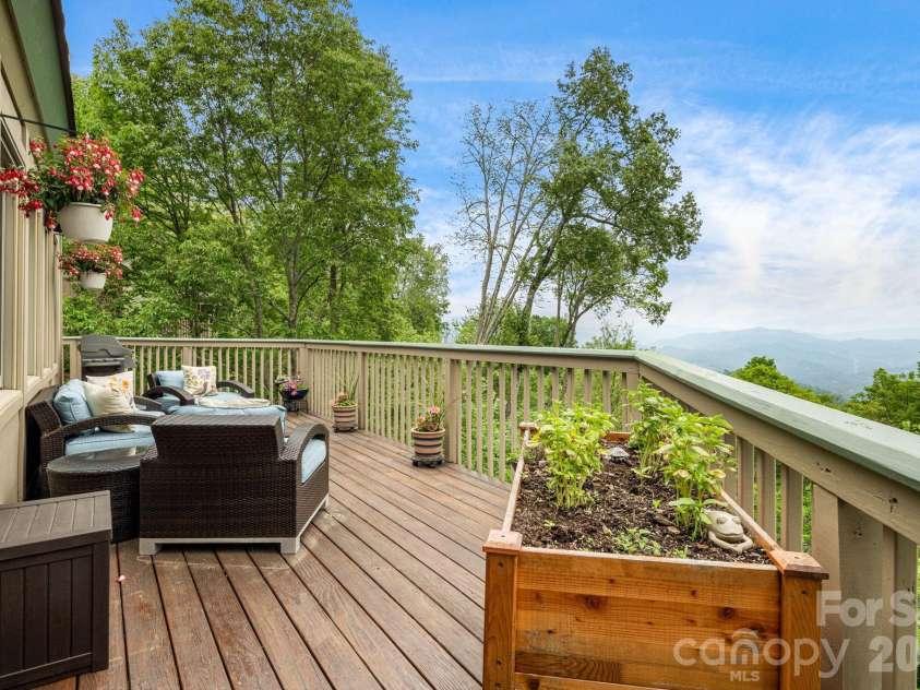 61 Ivy Ridge Road, Burnsville, NC 28714.  MLS# CAR4362317, YatesRealty ID 9330. 