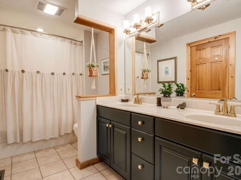 61 Ivy Ridge Road, Burnsville, NC 28714.  MLS# CAR4362317, YatesRealty ID 9330. 