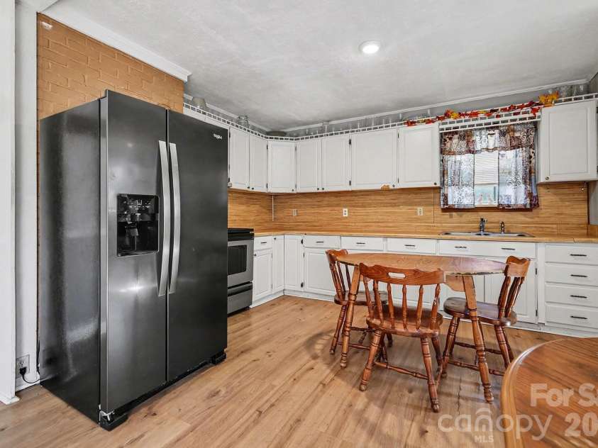 1048 Old Thompson Avenue, Lancaster, SC 29720.  MLS# CAR4341659, YatesRealty ID 9331. 