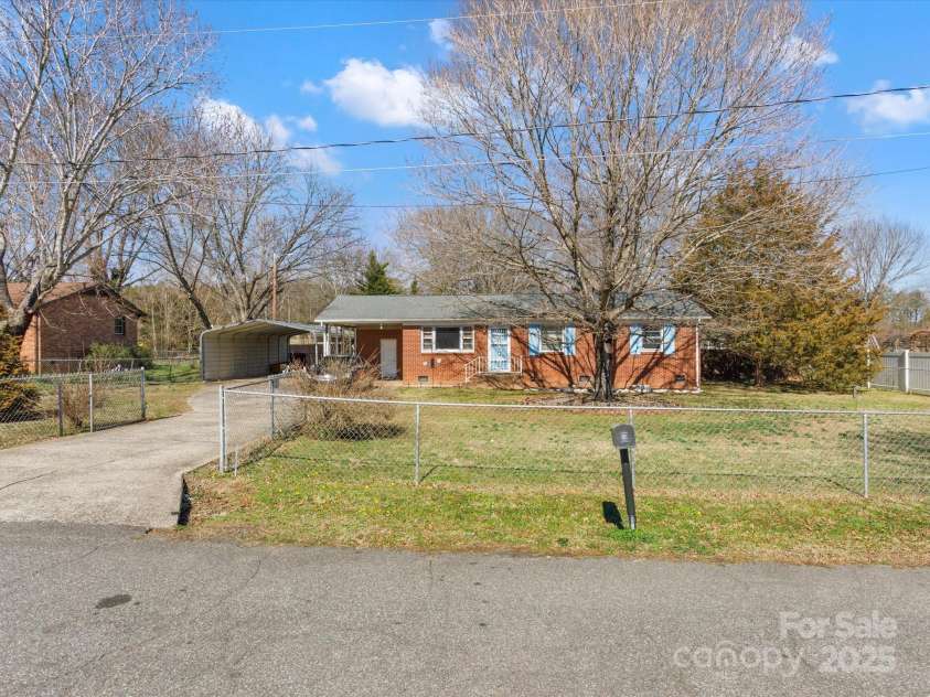 3204 Starrland Drive, Gastonia, NC 28052.  MLS# CAR4224791, YatesRealty ID 9334. 