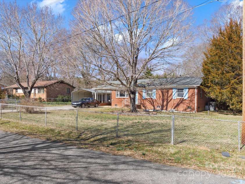 3204 Starrland Drive, Gastonia, NC 28052.  MLS# CAR4224791, YatesRealty ID 9334. 
