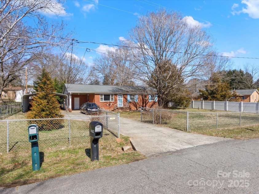 3204 Starrland Drive, Gastonia, NC 28052.  MLS# CAR4224791, YatesRealty ID 9334. 