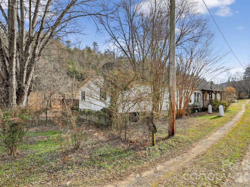15 Wright Road, Whittier, NC 28789.  MLS# CAR4342951, YatesRealty ID 9339. 