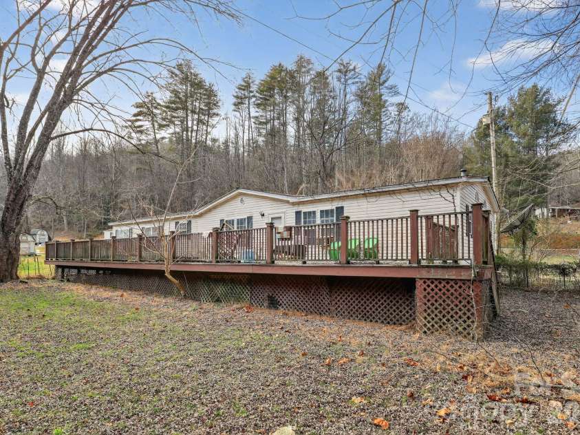 15 Wright Road, Whittier, NC 28789.  MLS# CAR4342951, YatesRealty ID 9339. 