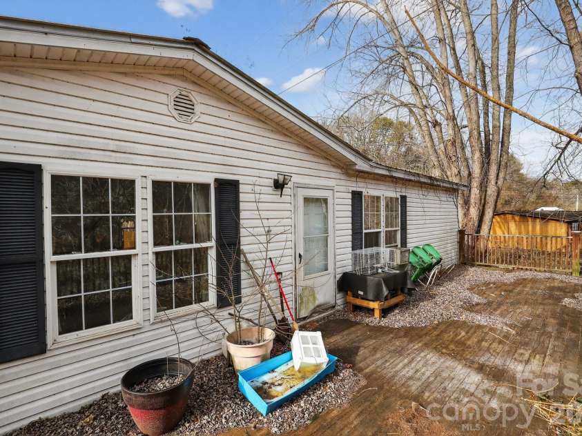 15 Wright Road, Whittier, NC 28789.  MLS# CAR4342951, YatesRealty ID 9339. 