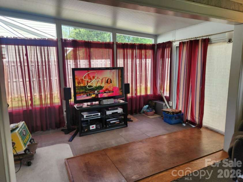 3139 Shenandoah Avenue, Charlotte, NC 28205.  MLS# CAR4344852, YatesRealty ID 9340. Bright Sunroom.