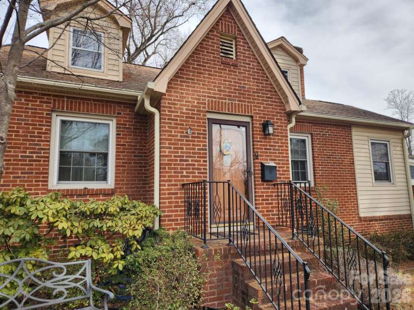 3139 Shenandoah Avenue, Charlotte, NC 28205.  MLS# CAR4344852, YatesRealty ID 9340. Cute Cottage!
