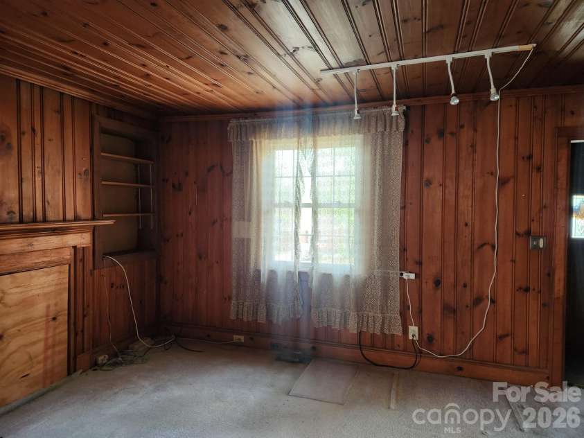 3139 Shenandoah Avenue, Charlotte, NC 28205.  MLS# CAR4344852, YatesRealty ID 9340. Den/Front Room.