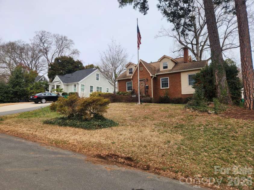 3139 Shenandoah Avenue, Charlotte, NC 28205.  MLS# CAR4344852, YatesRealty ID 9340. Large, Gently Sloping Lot! 